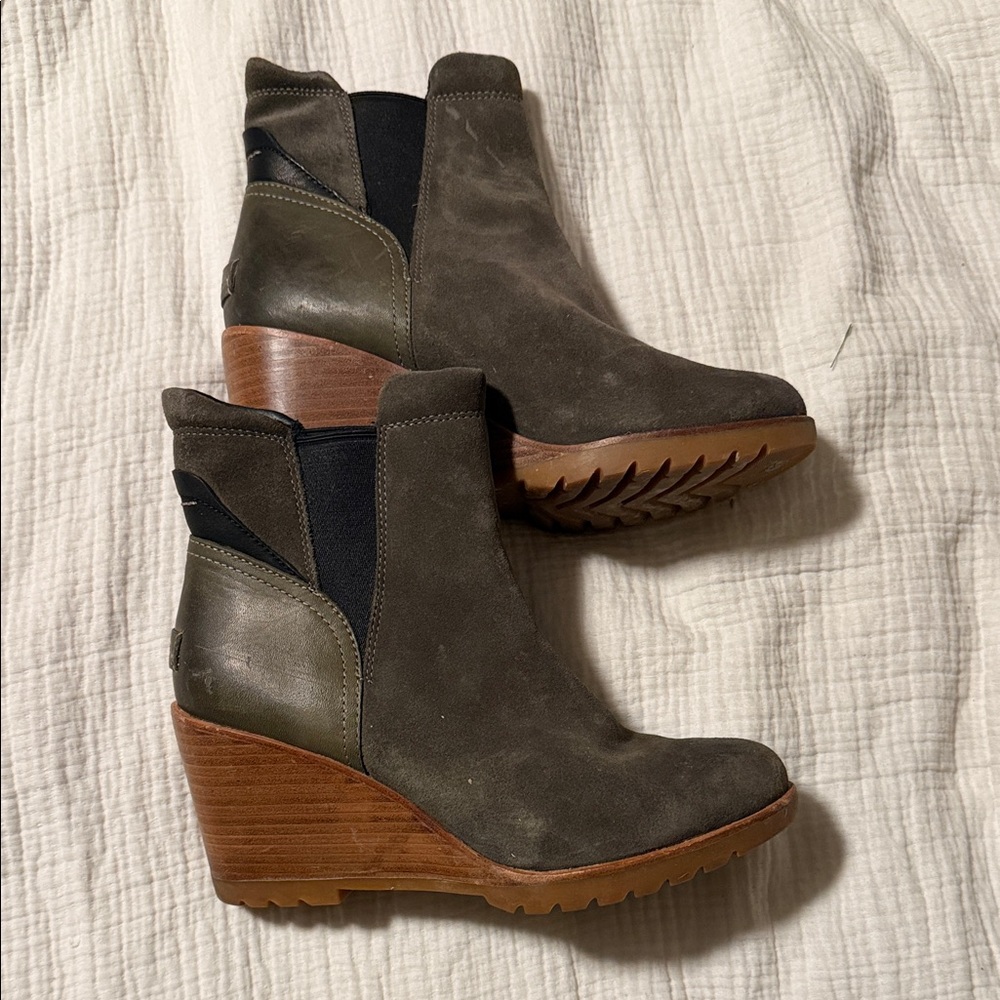 Sorel Olive and Black Wedge Boots